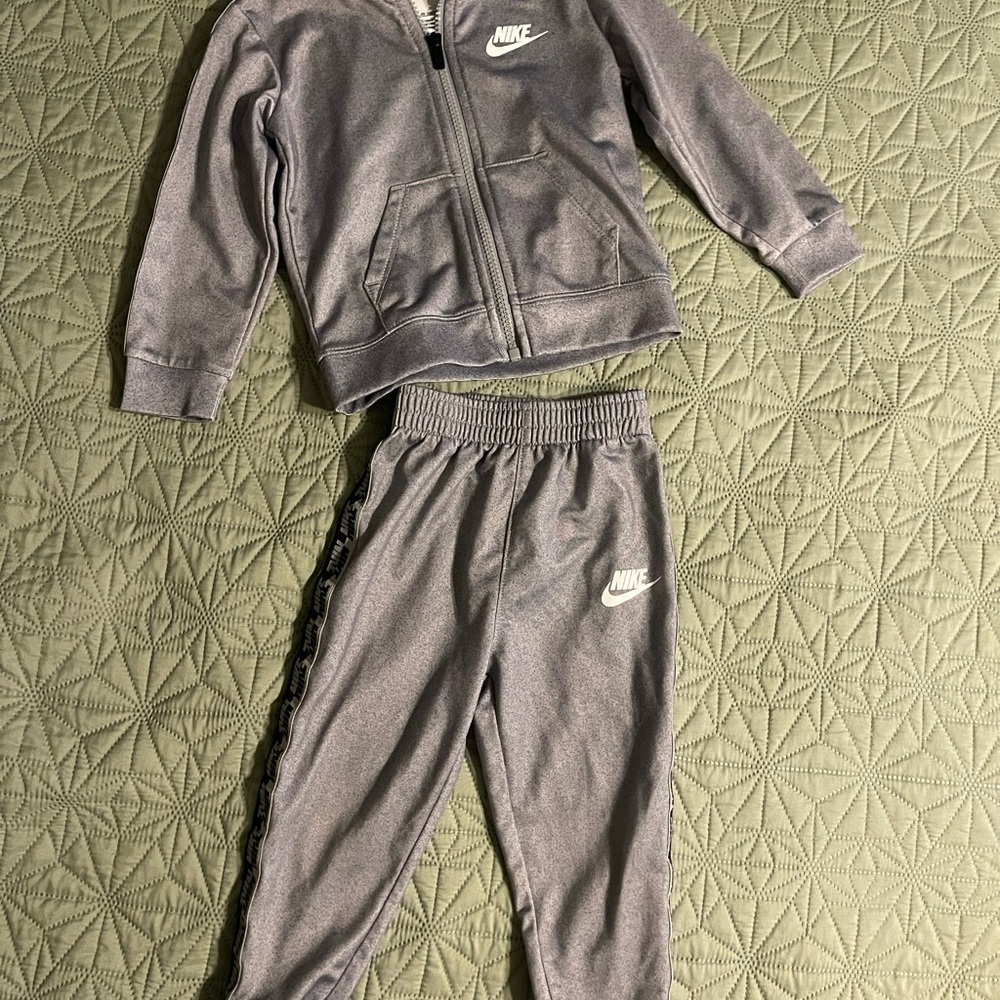 Nike Kids Gray Sweatpants & Jogger Set